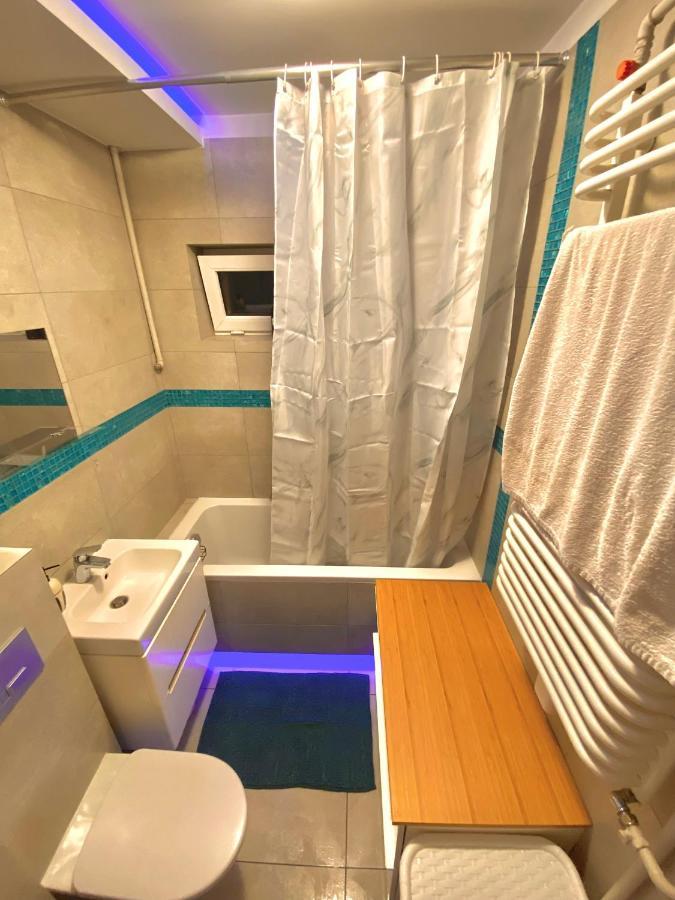 Entire Apartment In A Super Location - Cheap Monthly Rate Krakow Bagian luar foto